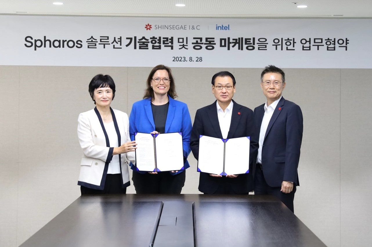 지난 28일 진행한 업무 협약 체결식에서 (왼쪽부터) 권명숙 인텔코리아 대표, 알렉시스 크로웰 인텔 APJ 솔루션 및 소프트웨어 담당 부사장, 형태준 신세계아이앤씨 대표, 구성기 사업개발담당 상무가 기념촬영하고 있다