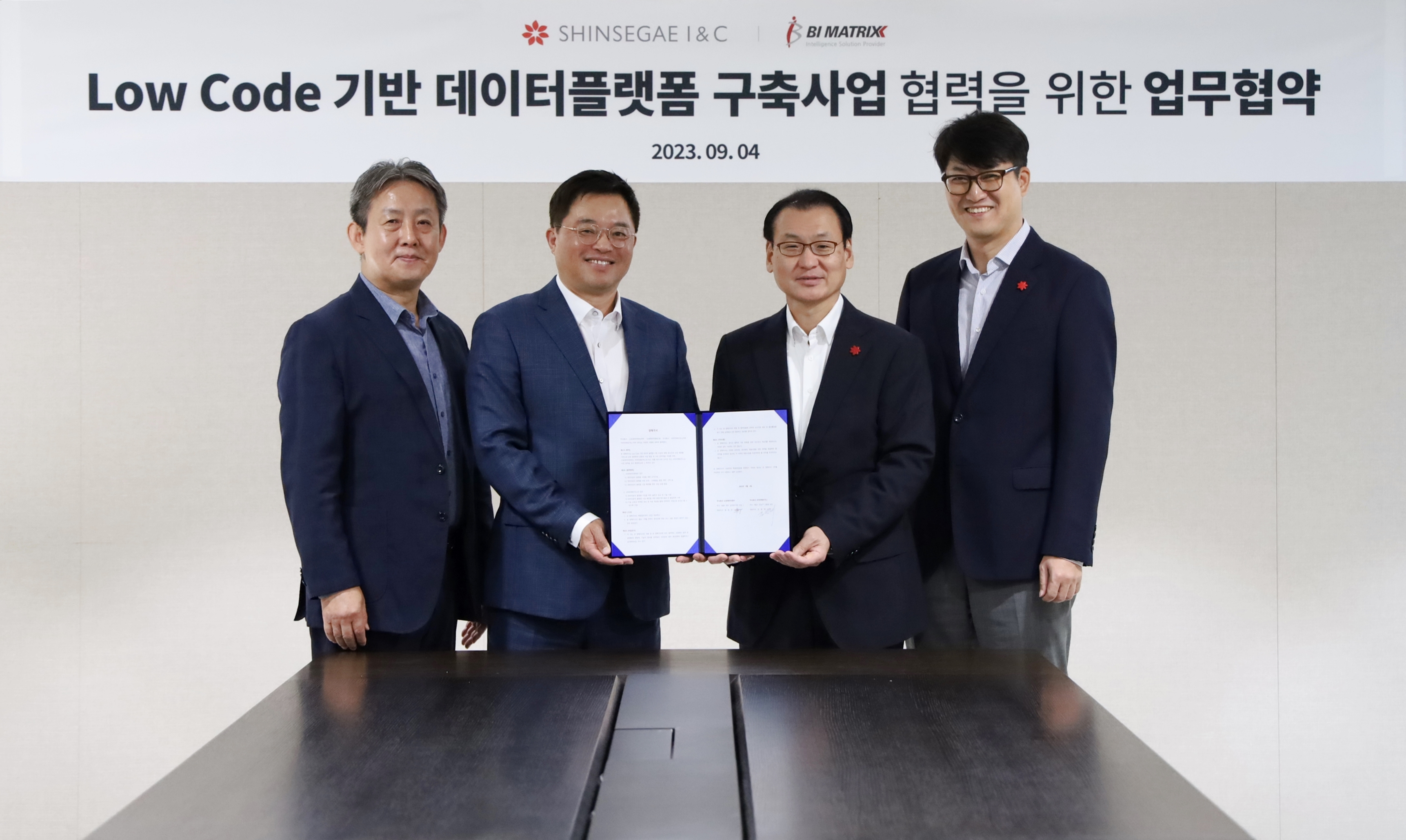 지난 4일 진행한 업무 협약 체결식에서 (왼쪽부터) 유동일 비아이매트릭스 부사장, 김범재 비아이매트릭스 대표, 형태준 신세계아이앤씨 대표, 양윤지 신세계아이앤씨 전략IT사업담당 상무가 기념촬영을 진행하고 있다
