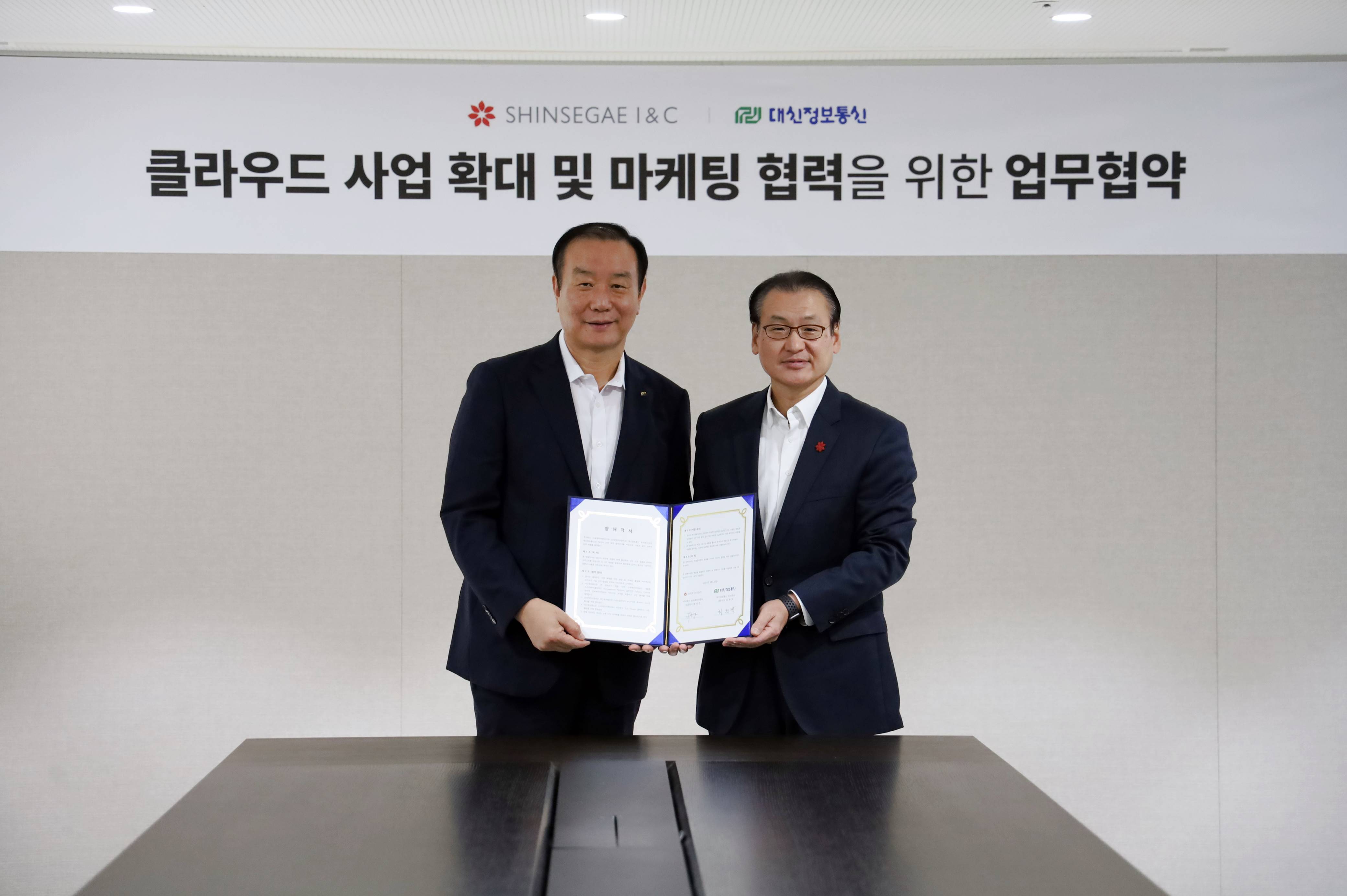 서울 중구 신세계아이앤씨 본사에서 진행된 업무 협약 체결식에서 최현택 대신정보통신 대표(왼쪽), 형태준 신세계아이앤씨 대표(오른쪽)가 기념촬영을 진행하고 있다